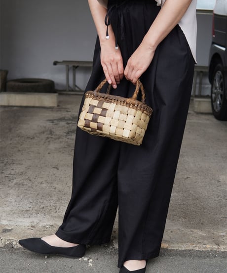 『コロンとした平織りのかご』沢胡桃樹皮のかごバッグ 横幅20cm (オズのかごバッグ)
