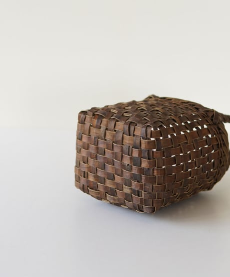 『裏皮 ちょこっとバッグ』胡桃樹皮のかごバッグ 高さ15.5cm×横幅16cm (オズのかごバッグ)