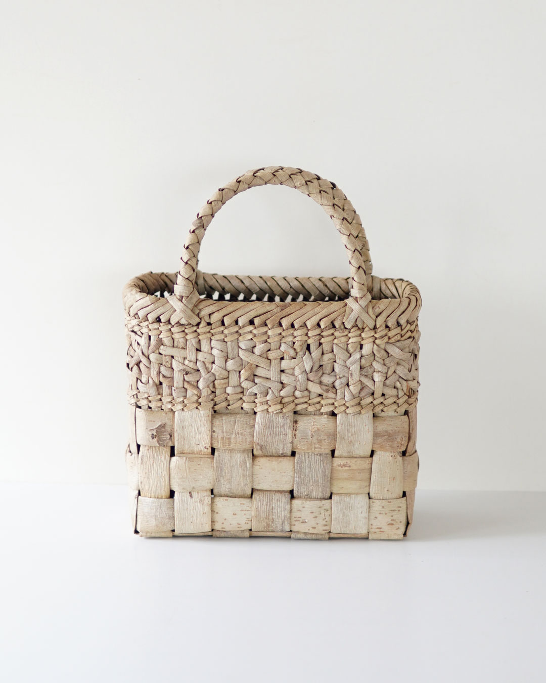 山胡桃、乱れ編み手付き籠　30×14×25（cm）未使用 表皮 乱れ編みとフト編み』胡桃樹皮のかごバッグ 横幅22cm (オズのかご