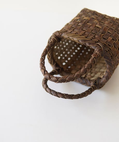 『裏皮 ちょこっとバッグ』胡桃樹皮のかごバッグ 高さ15.5cm×横幅16cm (オズのかごバッグ)