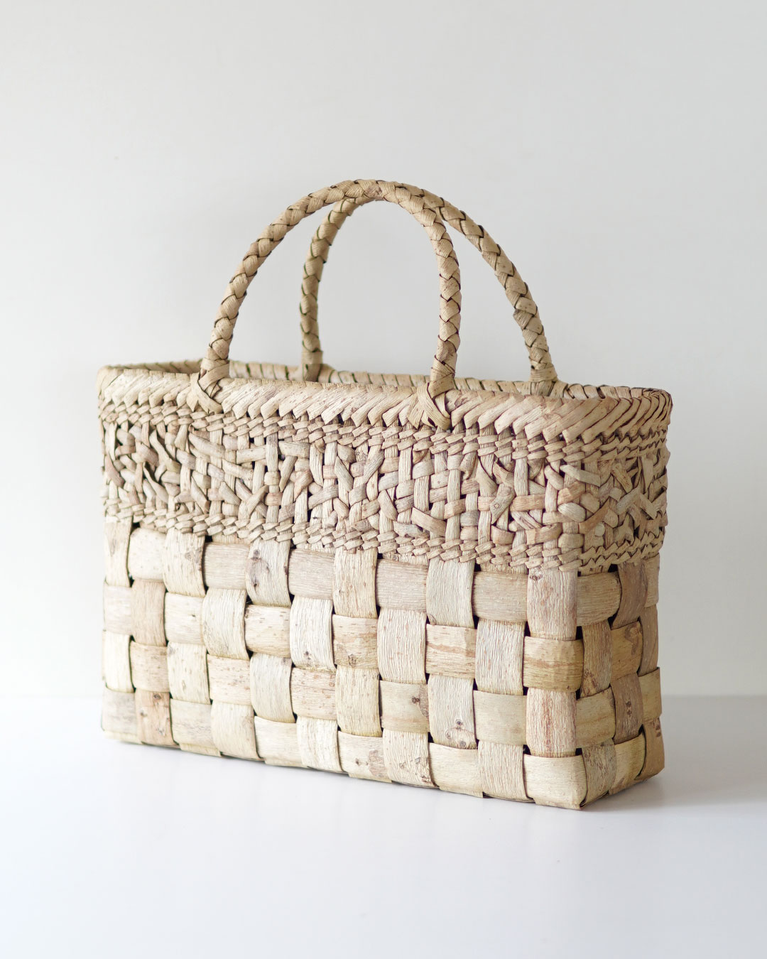 山胡桃、乱れ編み手付き籠　30×14×25（cm）未使用 表皮 乱れ編みとフト編み』胡桃樹皮のかごバッグ 横幅33cm (オズのかご