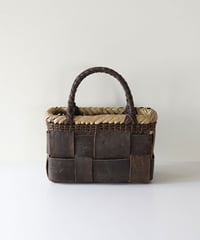 『コンパクトサイズの極フト平織り 裏皮』沢胡桃樹皮のかごバッグ 横幅22cm (オズのかごバッグ)