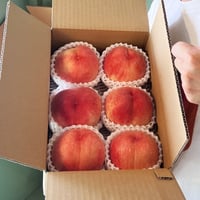 ２ ．桃 ２キロ箱