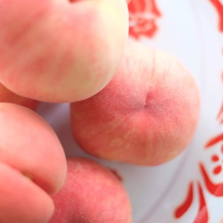 ３ ．桃 ３キロ箱