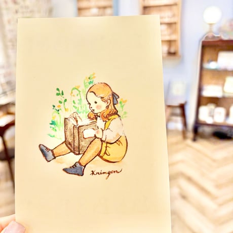 26K-25 "A child sitting and reading" postcard（「座って読書をする子」ポストカード）