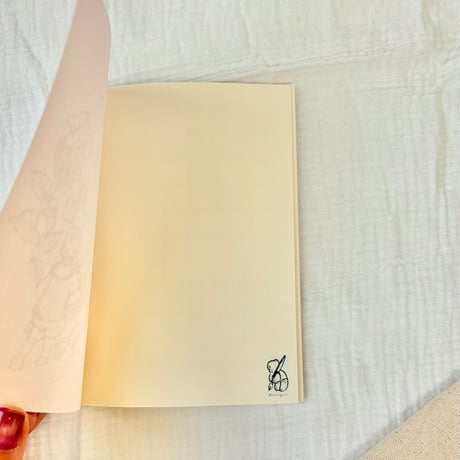 Notebook (A6 size) pale pink (薄ピンクのノートブック)
