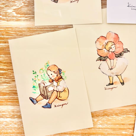 26K-25 "A child sitting and reading" postcard（「座って読書をする子」ポストカード）