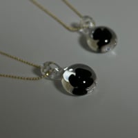 Benjamin glass Black flower necklace