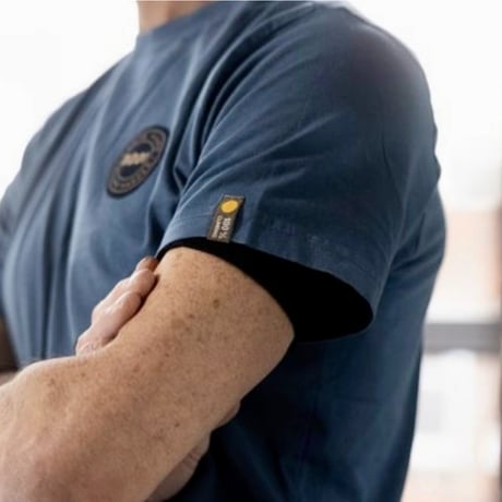 MOON CLIMBING TRAIN HARD BADGE T-SHIRT Ink Blue