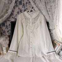 axes femme 繊細袖レースとろみブラウス