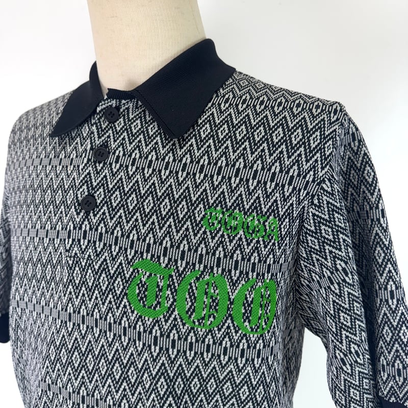 TOGA-TOOロゴニットポロシャツ TOGA TOO / LOGO KNIT POLO SHIRT | glitter ONL