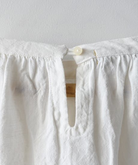 【 LIMITED COLLECTION 】Antiquités noir 800404  Linen Band Collar Blouse / D : WHITE