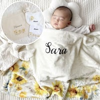 フルールドゥソレイユ 出産祝いの名前入り5点ギフトセット｜名前入りブランケットとスタイ、ミニハンカチ、おむつバッグ、がらがらのギフトセット
