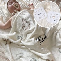 出産祝いのギフトセット 名前入りブランケットと名前入りミニハンカチ2枚とがらがらのギフトセット・ハーヴェ