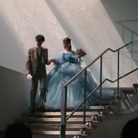 実例写真！カラードレス  ジュエルネイビー ふっくら柔らかなバックリボン シークインチュール 華やかなトレーン 結婚式  前撮り