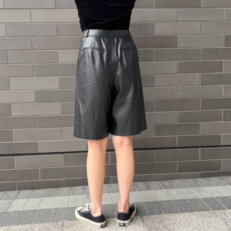 センタープレスハーフパンツ(レザー ブラック)