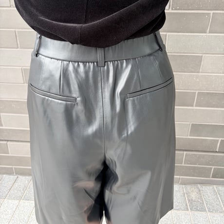 センタープレスハーフパンツ(レザー ブラック)