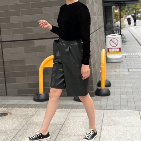 センタープレスハーフパンツ(レザー ブラック)