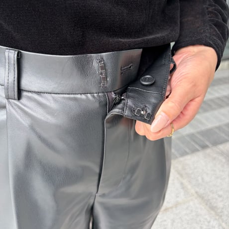 センタープレスハーフパンツ(レザー ブラック)