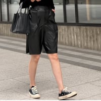 センタープレスハーフパンツ(レザー ブラック)