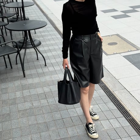 センタープレスハーフパンツ(レザー ブラック)