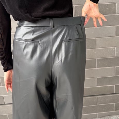センタープレスハーフパンツ(レザー ブラック)