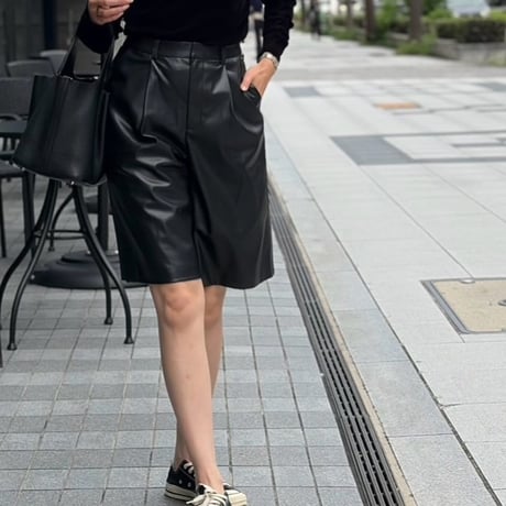 センタープレスハーフパンツ(レザー ブラック)