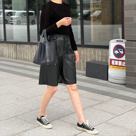 センタープレスハーフパンツ(レザー ブラック)