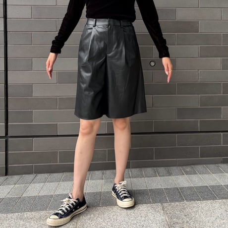 センタープレスハーフパンツ(レザー ブラック)