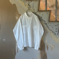 TOHNAI COTTON POPLIN BAND COLLAR SHIRT
