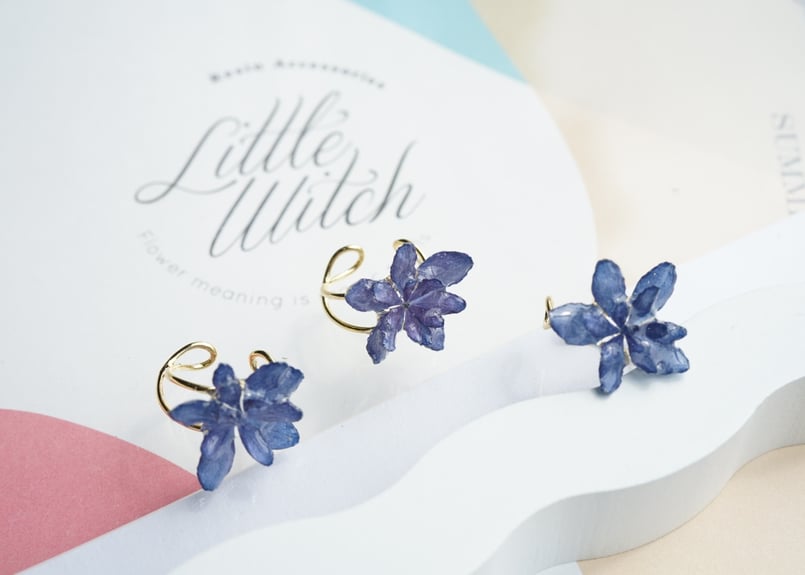 本物紫陽花❤️スワロ使用♪アシンメトリーな紫陽花たっぷりなイヤリング＆イヤーカフス 八重紫陽花イヤカフa.b.c. | Little Witch