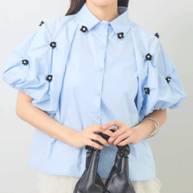 フラワービジュー付きバルーンスリーブブラウス | Minayo Select