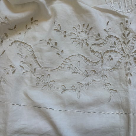 1900年　ドラ　リネン　イニシャルGV 　リボンとお花モチーフ　刺繍とアジュレ