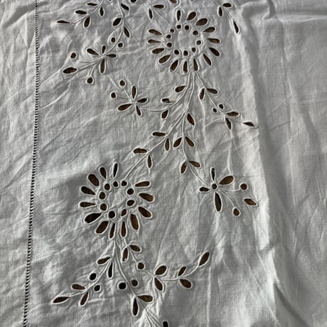 1900年　ドラ　リネン　イニシャルGV 　リボンとお花モチーフ　刺繍とアジュレ