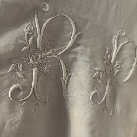 1900年　ドラ　メティス　イニシャルRP 　ぶどうモチーフ　刺繍とハシゴ・ステッチ