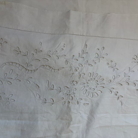 1900年　ドラ　リネン　イニシャルGV 　リボンとお花モチーフ　刺繍とアジュレ