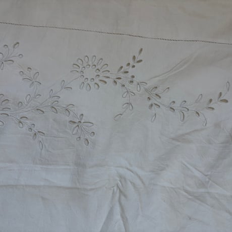 1900年　ドラ　リネン　イニシャルGV 　リボンとお花モチーフ　刺繍とアジュレ