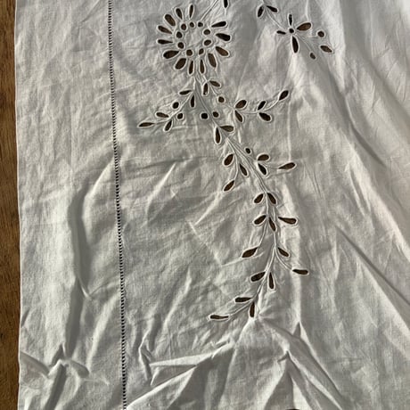 1900年　ドラ　リネン　イニシャルGV 　リボンとお花モチーフ　刺繍とアジュレ