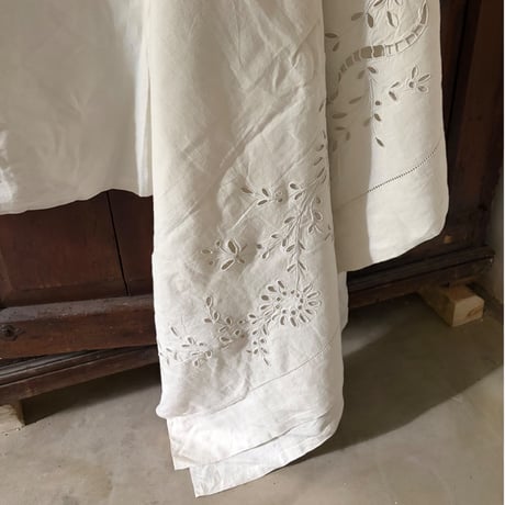 1900年　ドラ　リネン　イニシャルGV 　リボンとお花モチーフ　刺繍とアジュレ