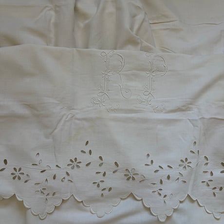 1900年　ドラ　メティス　スカラップとアジュレ　イニシャルRP　刺繍