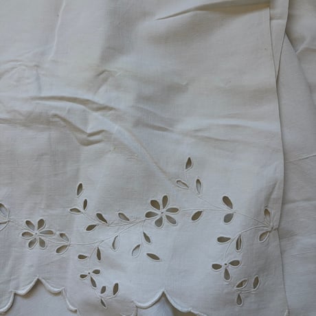 1900年　ドラ　メティス　スカラップとアジュレ　イニシャルRP　刺繍