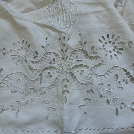 1900年　ドラ　リネン　イニシャルGV 　リボンとお花モチーフ　刺繍とアジュレ