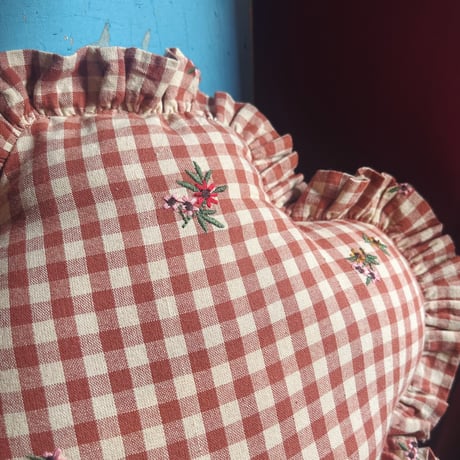 EMILE ET IDA エミールエイダ   フラワー型刺繍ミニクッション