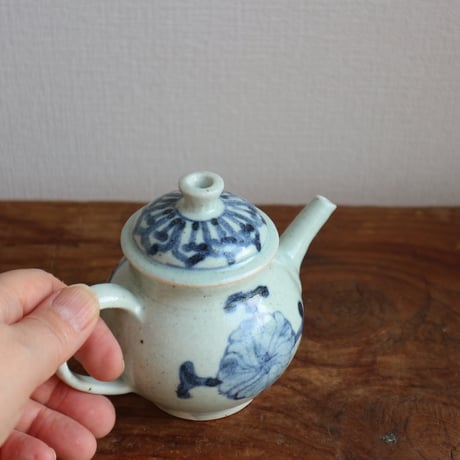 染付唐花文後手急須 /  吉田崇昭