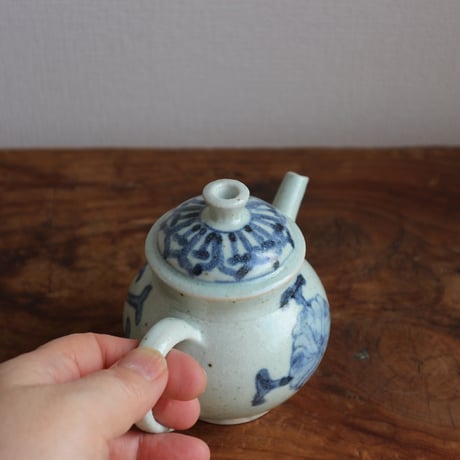染付唐花文後手急須 /  吉田崇昭