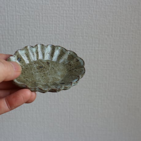 唐津土楕円菊型茶托 /  吉田崇昭