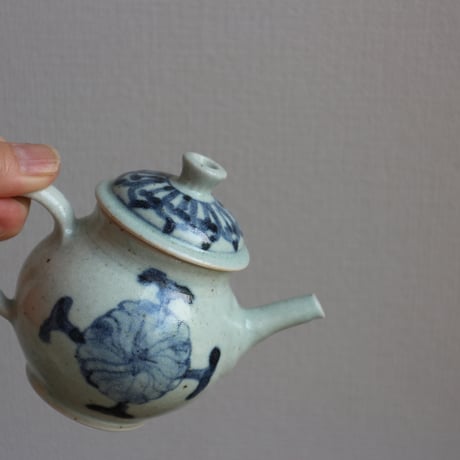 染付唐花文後手急須 /  吉田崇昭