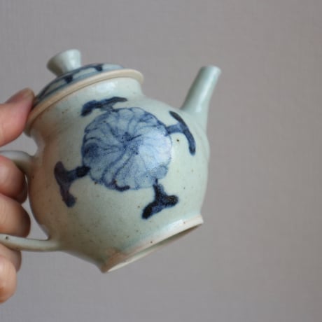 染付唐花文後手急須 /  吉田崇昭