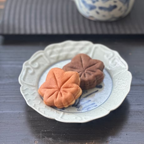 染付幾何陽刻皿 /  吉田崇昭