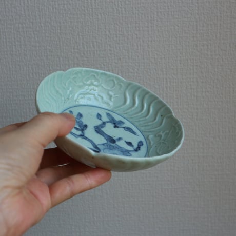 染付陽刻なます皿  /  吉田崇昭